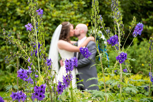 Rufford-Old-Hall-newlyweds-take-a-moment-in-the-garden